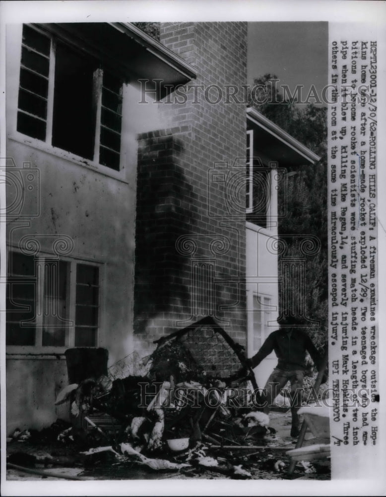1963 Press Photo Wreckage outside Hopkins home after home made rocket exploded. - Historic Images