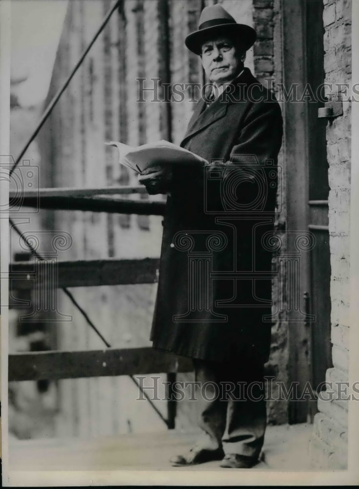 1934 Howard S.Abbott, U.S. Court Commissioner read order of sale. - Historic Images