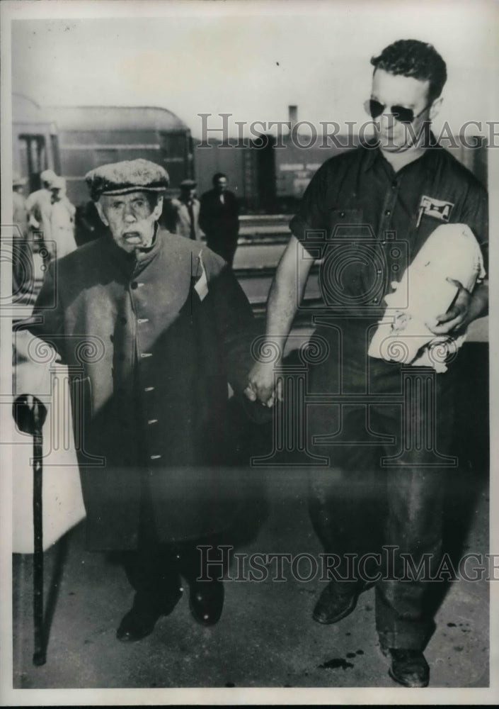 1950 Press Photo John Cupar with Pete Martin, Refugee From Flooding Red River - Historic Images