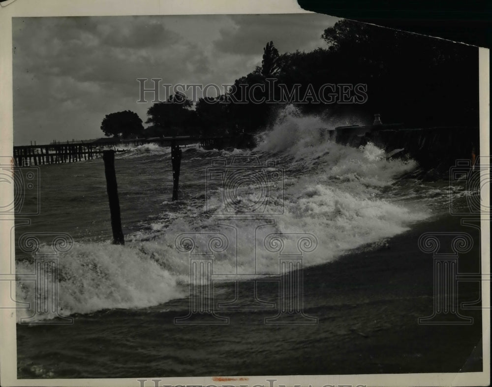 1932 Waves crash on the shore of Gordon Park  - Historic Images