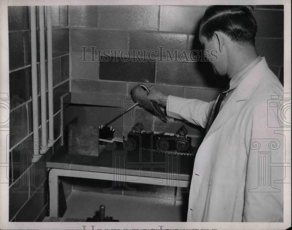 1949 Press Photo Cleveland Clinic Doctor Bernard Tautkins - nea70376 - Historic Images