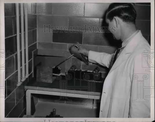 1949 Press Photo Cleveland Clinic Doctor Bernard Tautkins - nea70376 - Historic Images