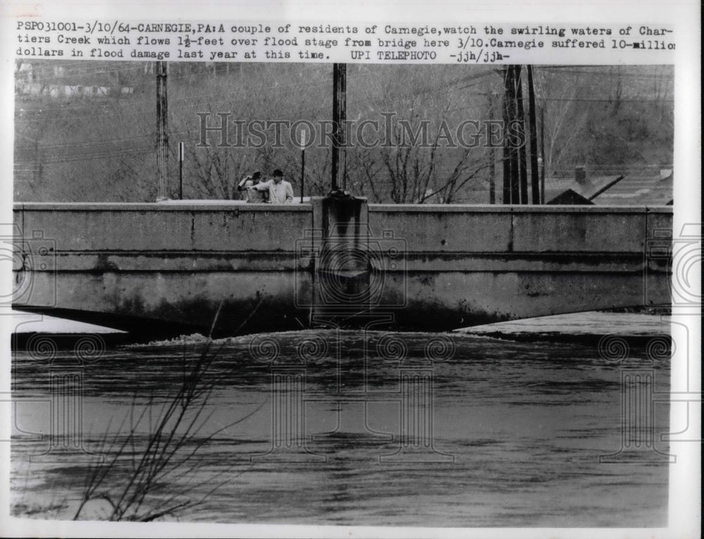1964 Press Photo Carnegie, Pa. Chartiers river reaches flood stage - Historic Images