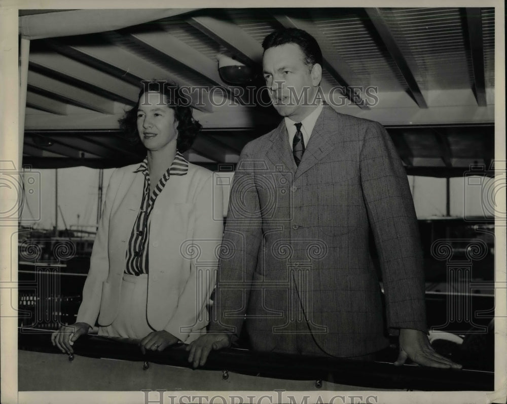 1940 Dr &amp; Mrs Robert Hutchins, vacationing in Fla.  - Historic Images