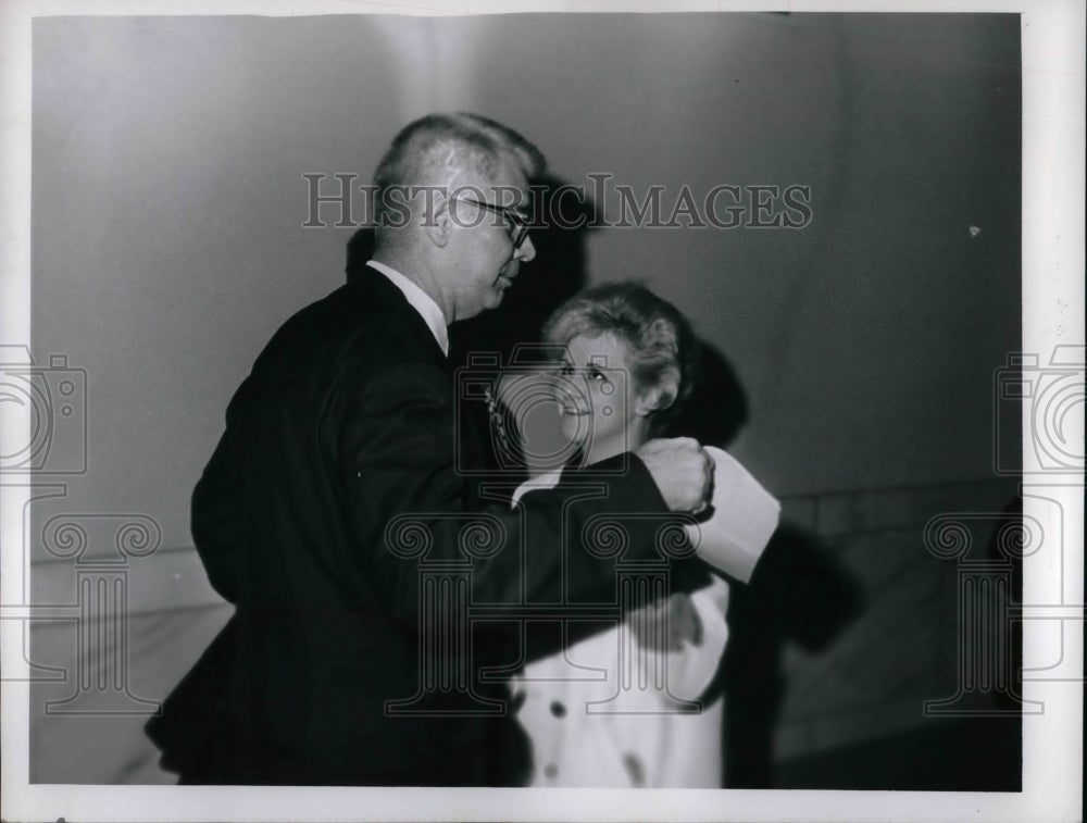 Press Photo James Carnes Atty Mrs. Jeanne Preston - nea70439 - Historic Images