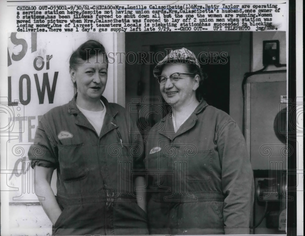 1961 Press Photo Lucille Calascibetta, Betty Taylor at their Chicago gas station - Historic Images