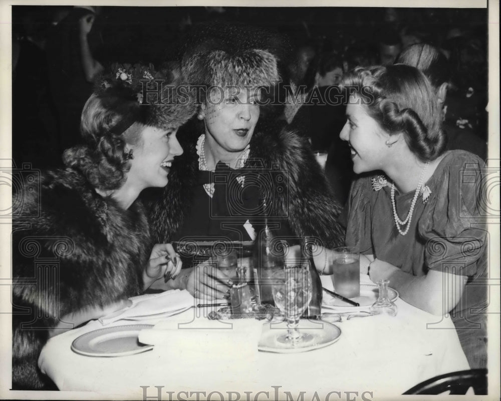 1938 Corbina Wright Jr, mom &amp; Alice Robinson at Waldorf Astoria - Historic Images