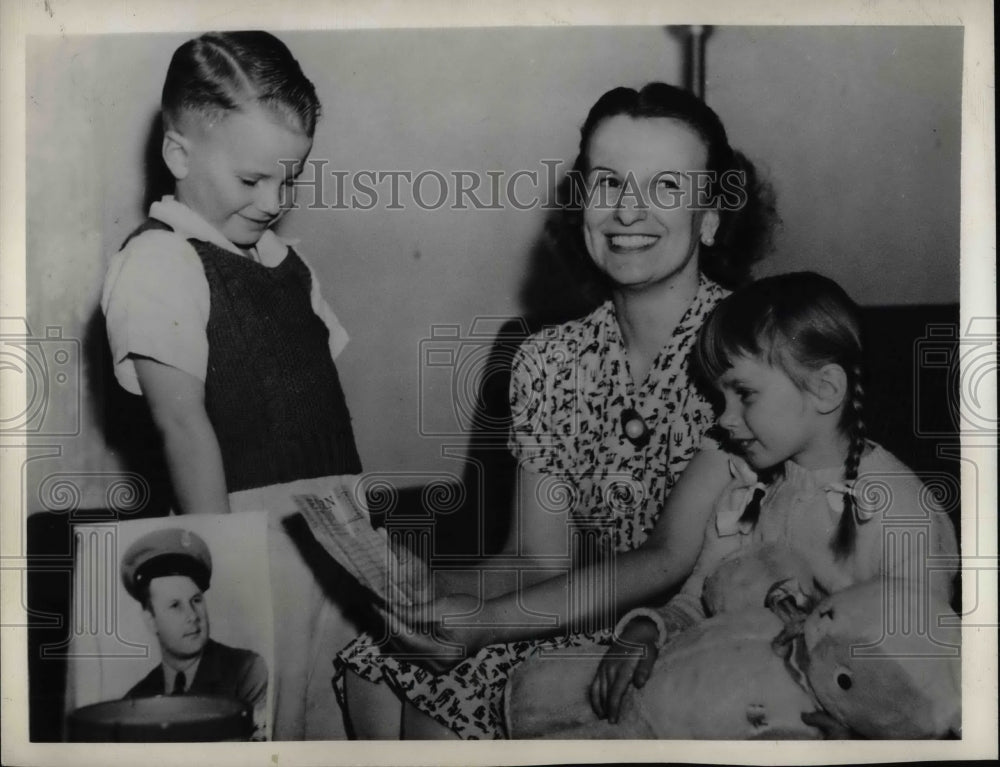 1947 Press Photo Mr Gloria McCarthy with her children marie &amp; Louis - nea70471 - Historic Images