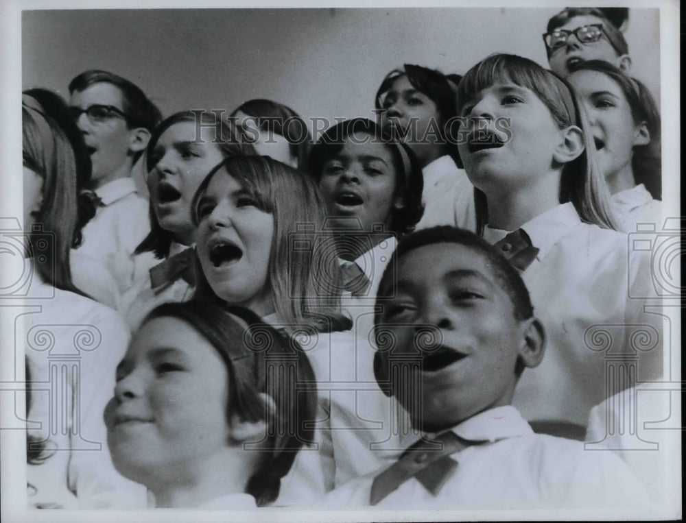 1969 "The Singing Angels"  - Historic Images