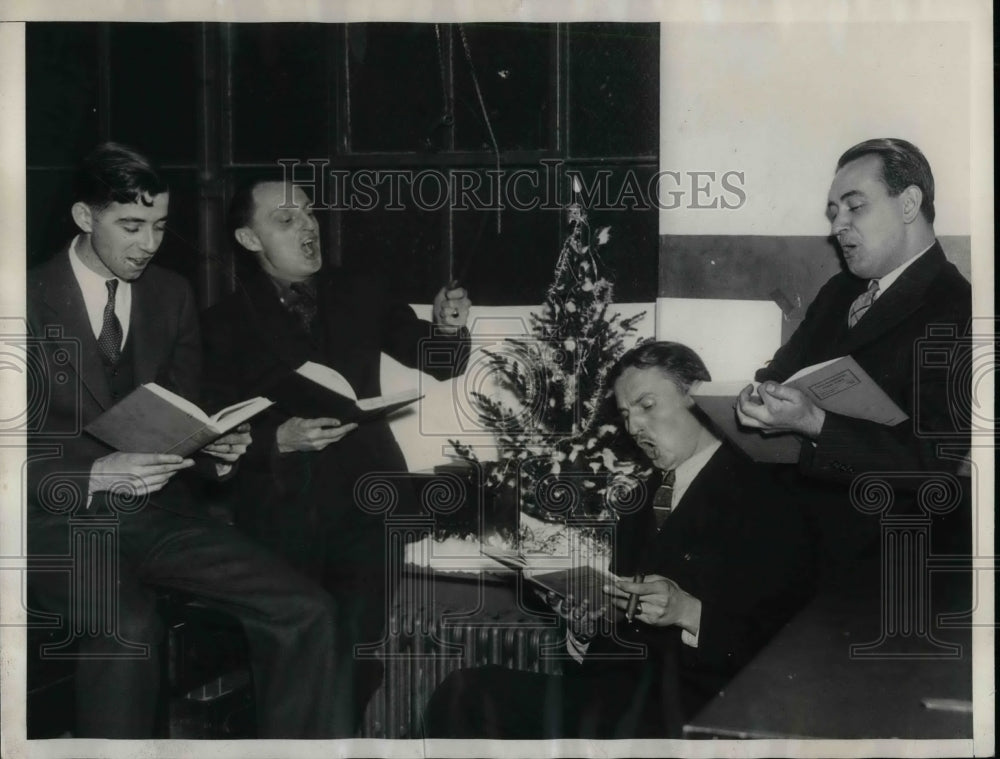1936 Acme&#39;s Washington Cameramen Quartet Sing Christmas Carols - Historic Images
