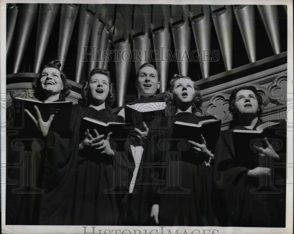 1938 Tenor Lanny Ross &amp; NT Cathedral of St John the Divine choir - Historic Images