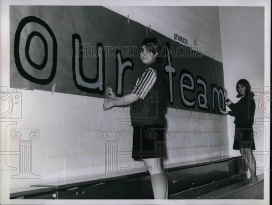 Press Photo Strasburg students Julie Hafer & Debbie Frietag - Historic Images
