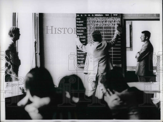 1971 Dealer At Foreign Currency Market In Dusseldorf Germany - Historic Images
