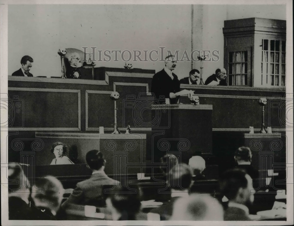 1933 Dr. Schacht of Germany addressing World Conference  - Historic Images