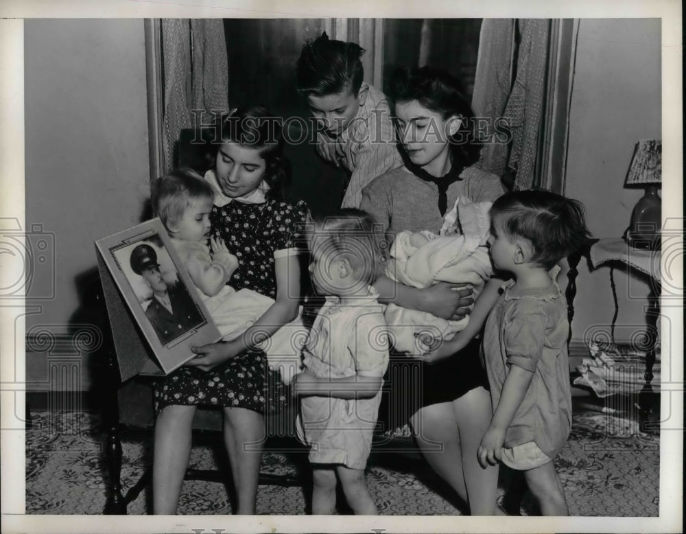 1943 Children of Pvt.Anthony Arthur Christian looking at his picture - Historic Images
