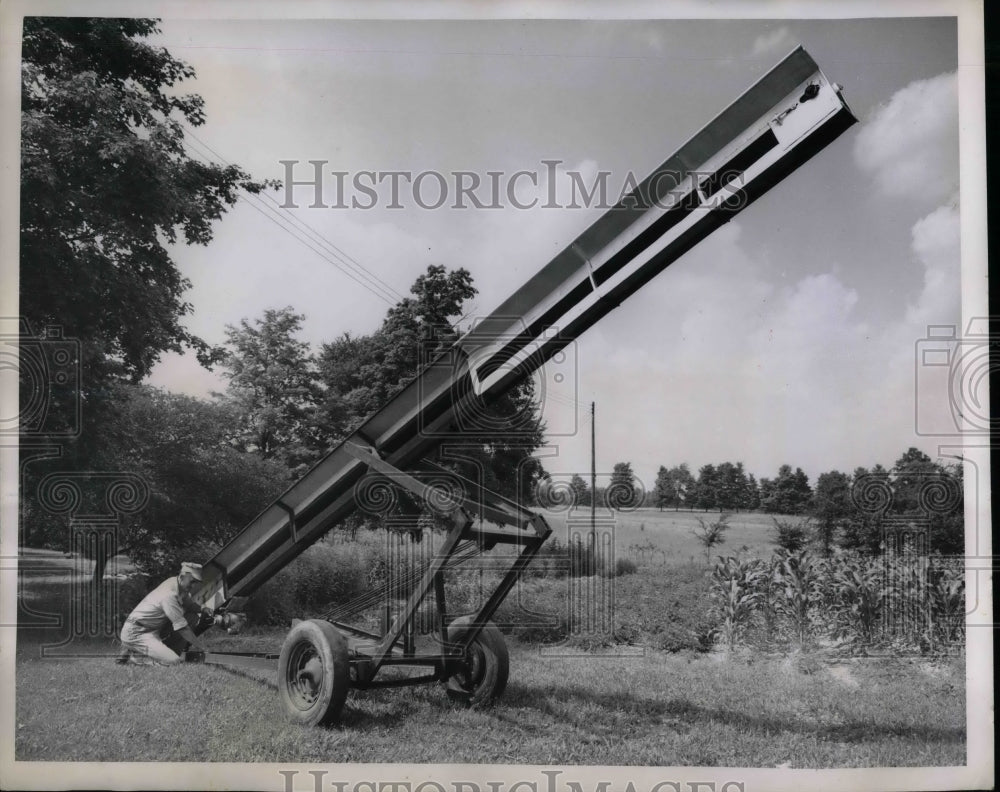 1951 Portable Motor Power Grain Elevator at Motz Farm in Ohio. - Historic Images