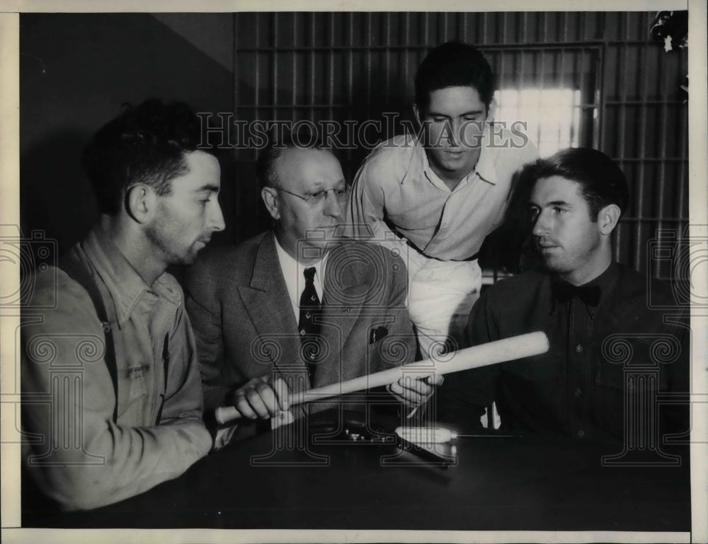 1936 Press Photo Glenn E. Crabaught, Raymond, Ollie Branch Battle Over Customer - Historic Images