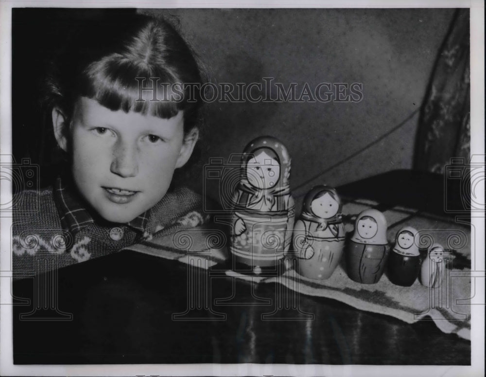 1956 Press Photo Wenche Hansson of Oslo, Norway and Wooden Dolls - Historic Images