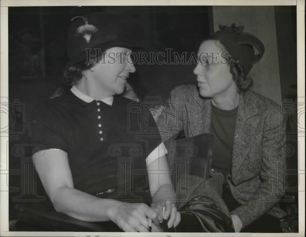 1939 Press Photo Nurse comforts polio victim - nea70678 - Historic Images