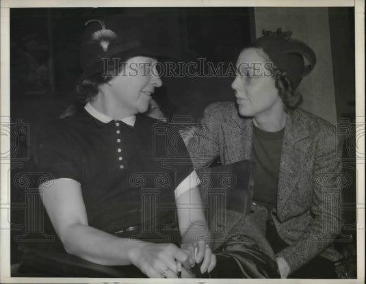 1939 Press Photo Nurse comforts polio victim - nea70678 - Historic Images