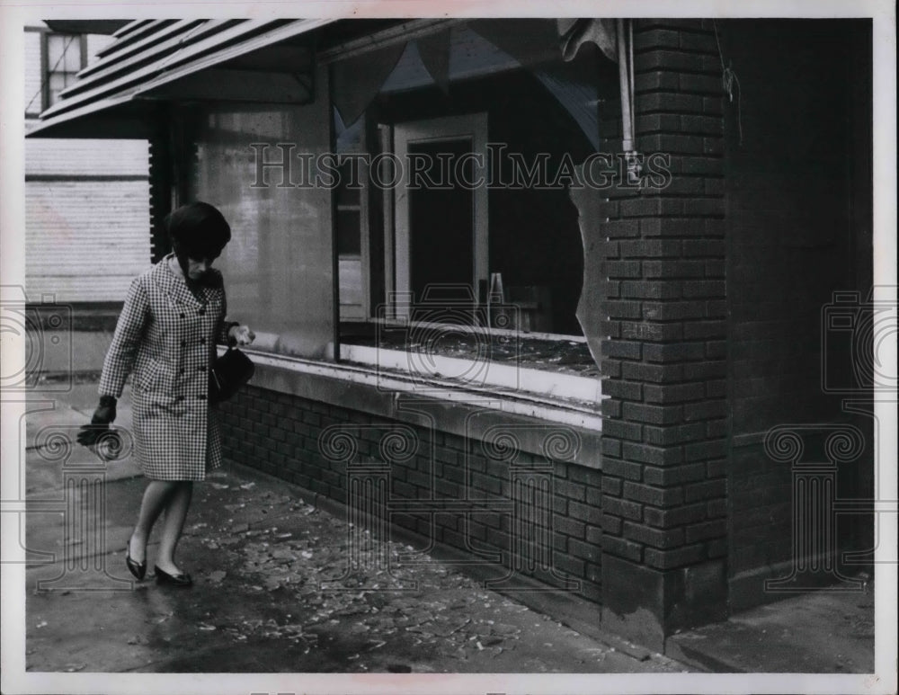 1967 Vacant store&#39;s window smashed  - Historic Images