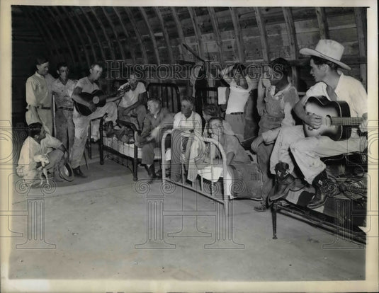 1943 Press Photo Harvesters Retire To Empty Tin Grainery And Bunkhouse - Historic Images