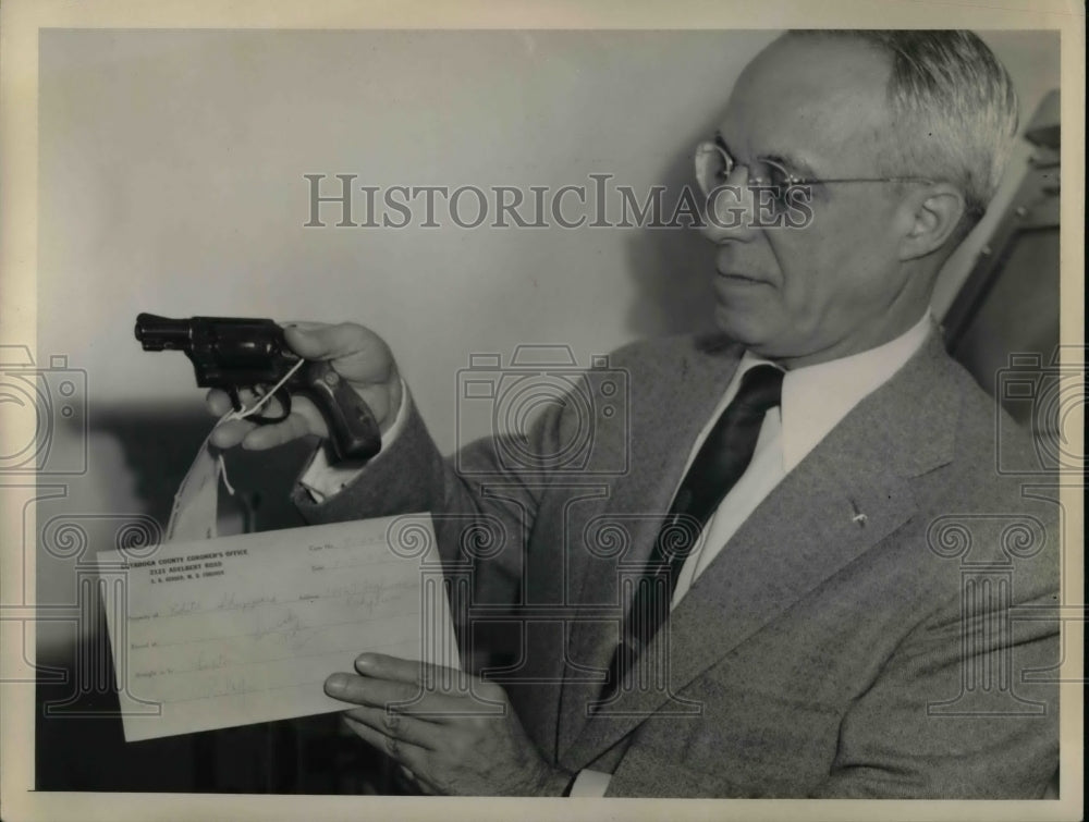 1955 Press Photo Man holding gun from Sheppard trial - nea70737 - Historic Images