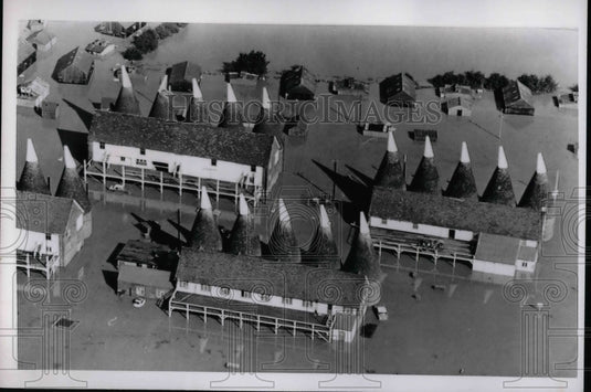 1968 Press Photo Houses and cars after flooding in Yonbridge England - nea70766-Historic Images