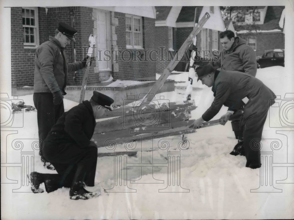 1947 Press Photo Nassau Co Police &amp; Firemen Put New Cover Over Manhole In Snow - Historic Images