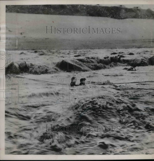 1952 Press Photo Fireman Tom Hedrich pulling Louis Kolisar from river-Historic Images