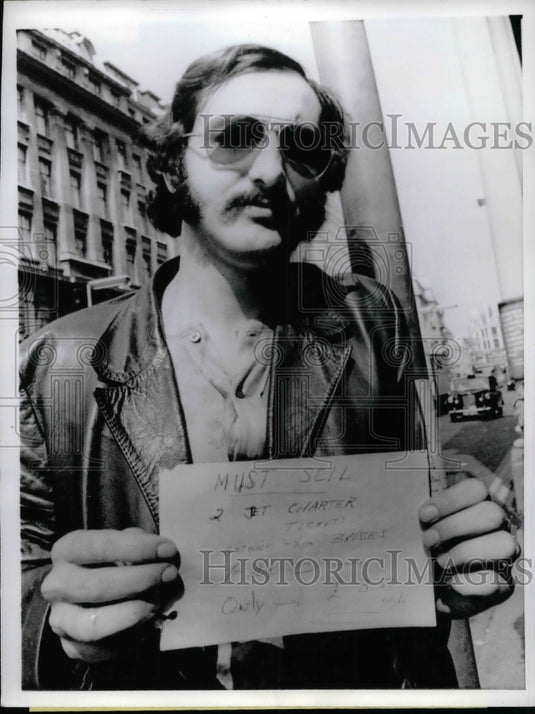 1971 Press Photo Chris Ronson selling two plane tickets - nea70802 - Historic Images