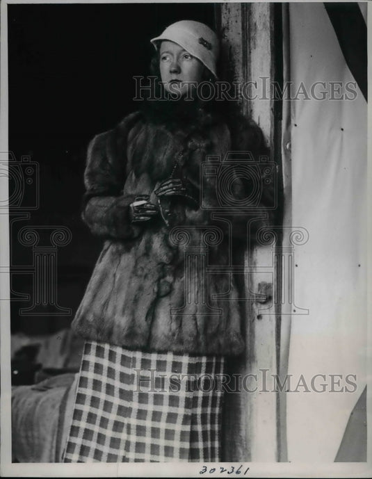 1935 Mrs. Charles Hainesworth at the Kentucky Derby trials - Historic Images