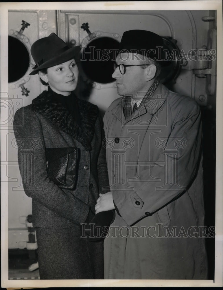1939 Press Photo Dr.&amp;Mrs.Arthur Mollander arrived the S.S Vulcania from Europe. - Historic Images
