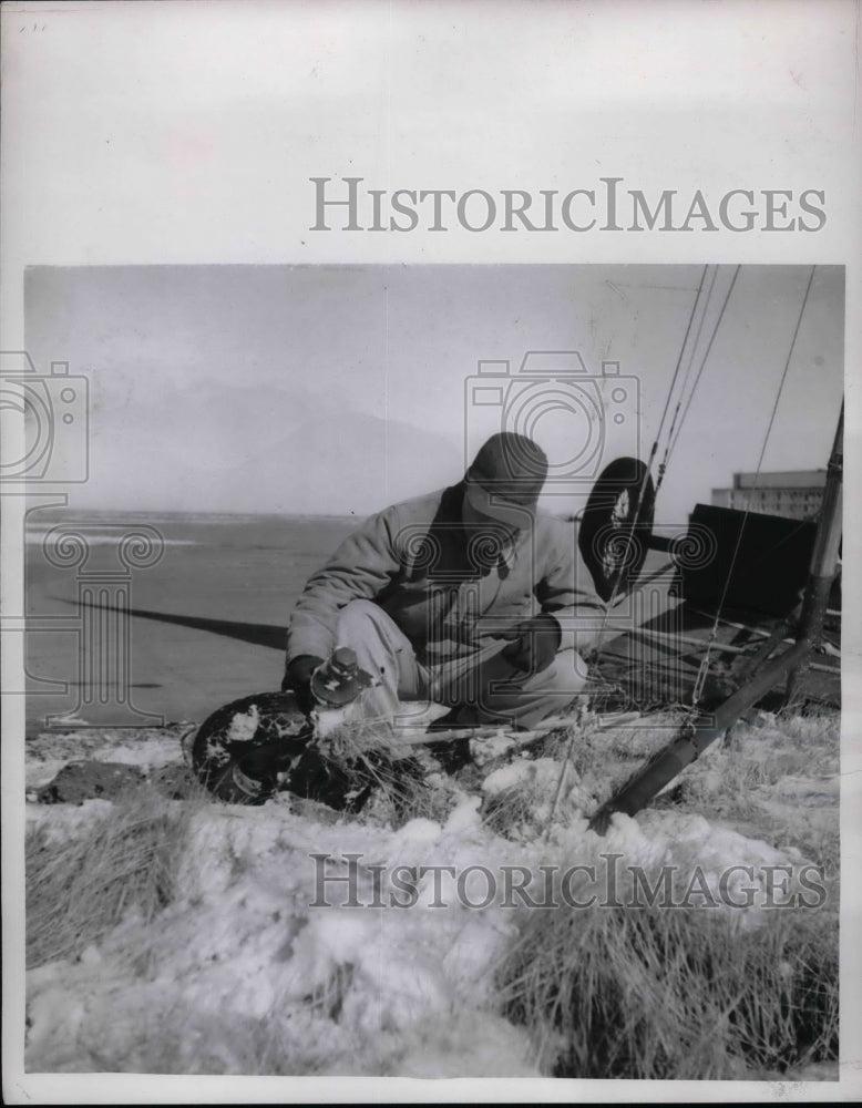 1955 Press Photo Traylor surveys damage of the sail-wagon - Historic Images