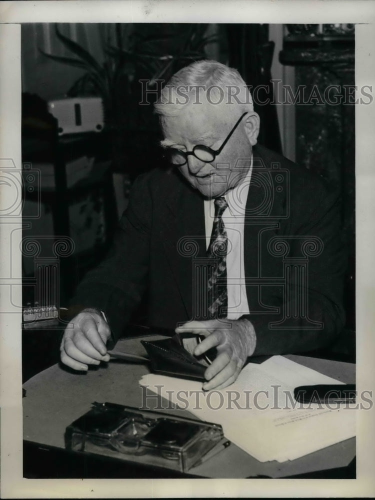 1939 Press Photo Vice Pres. John Nance Garner tucking his railroad tickets - Historic Images