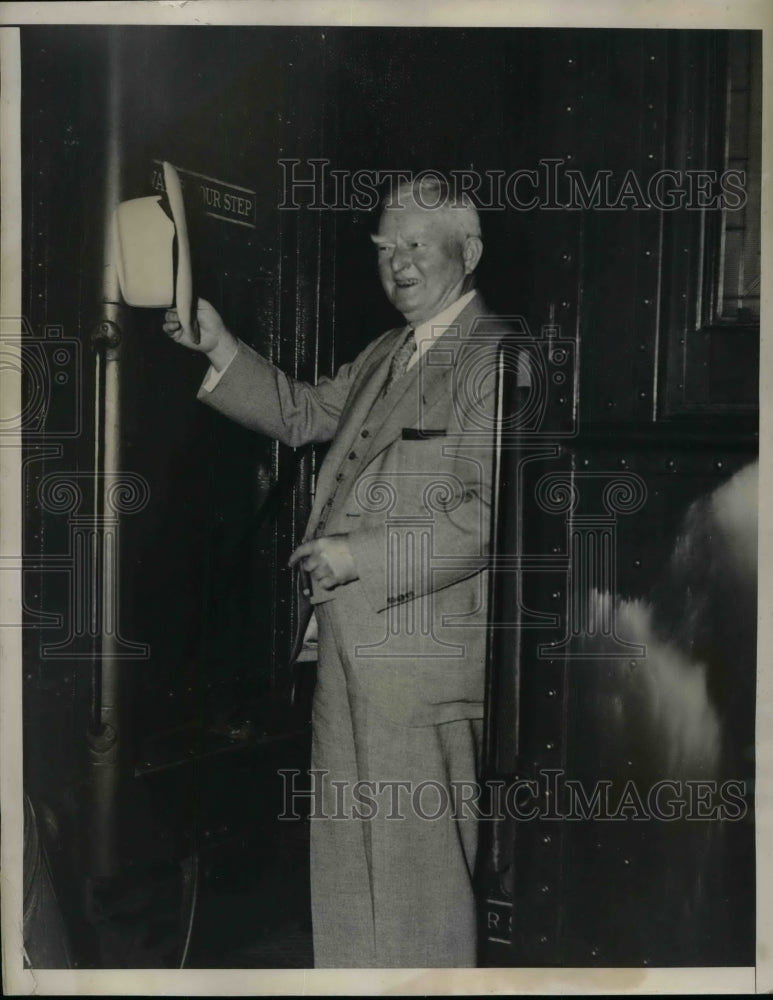 1935 Press Photo Vice Pres. John Nance Garner as he boards a train at Union - Historic Images