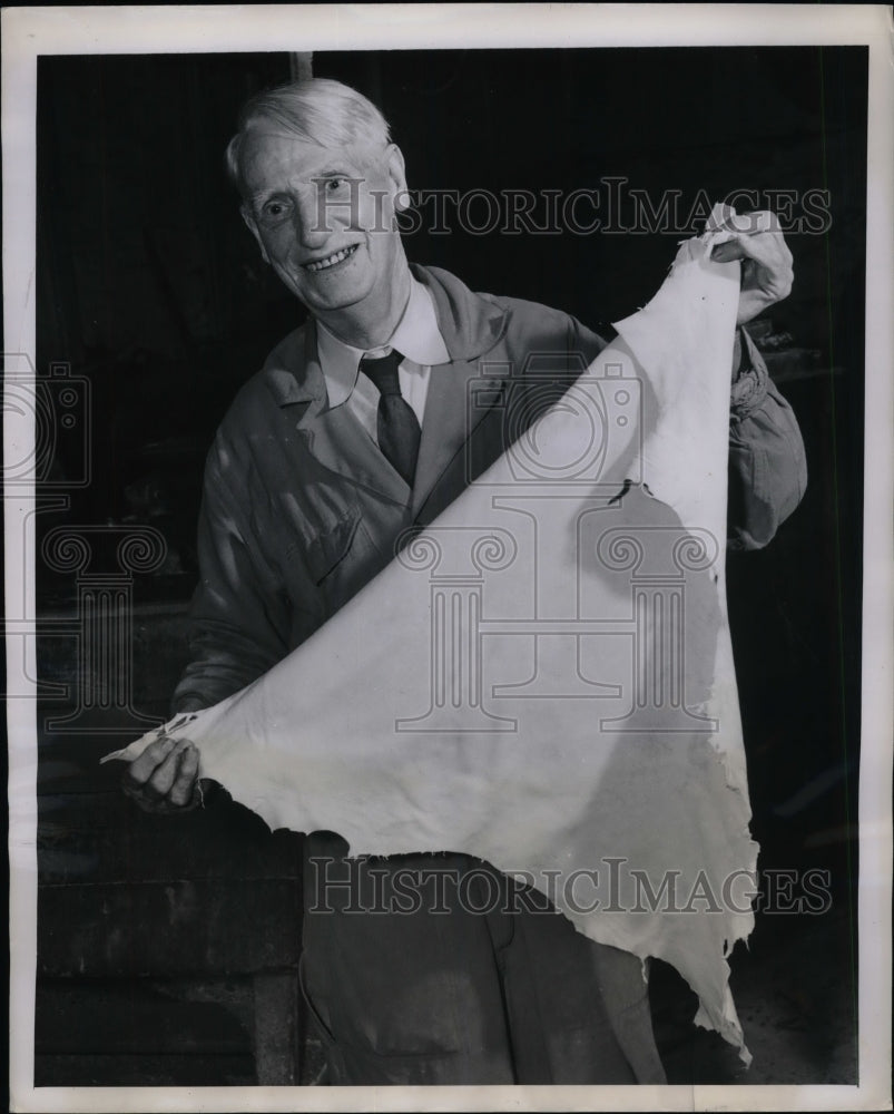 1948 William Hellwig leather worker  - Historic Images
