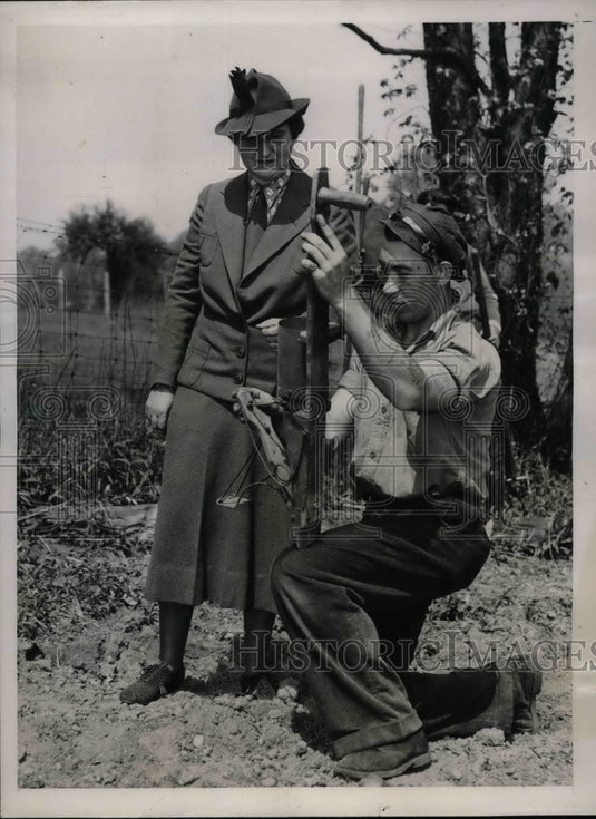 1938 Edwards vaulting and Mrs. Henry Morgenthau visiting farm - Historic Images