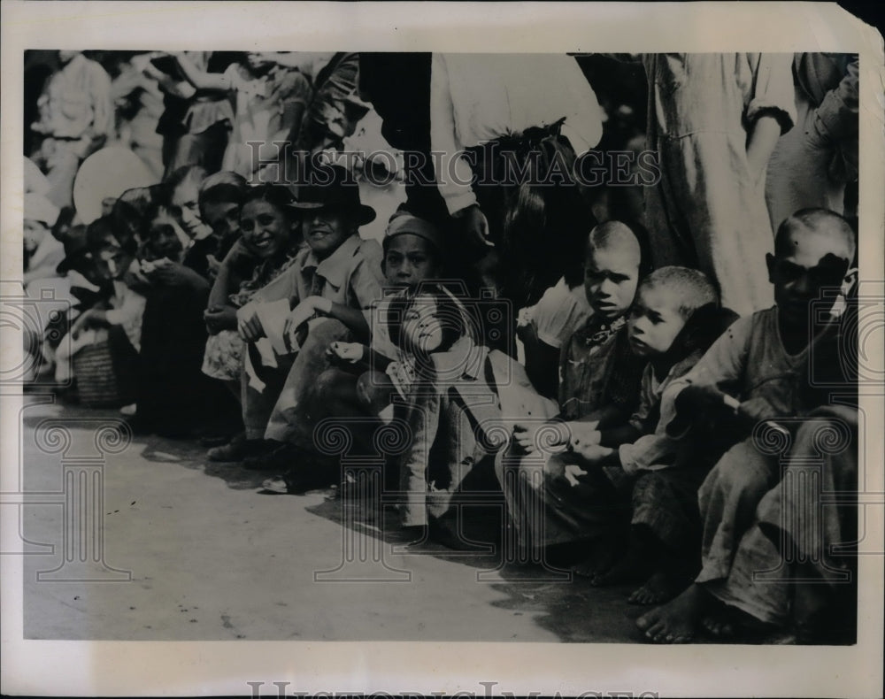 1938 Press Photo Mexican Children line up to watched procession. - Historic Images