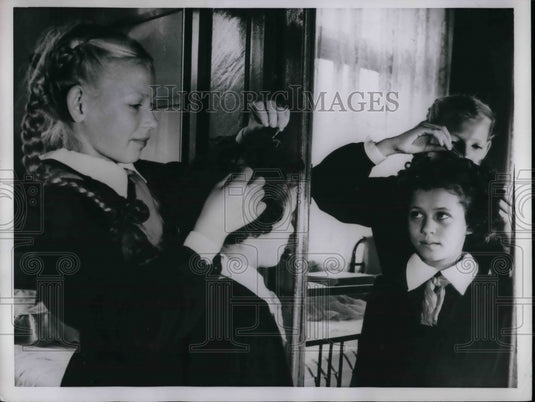 1957 Press Photo Russian students Tanya Kozhevnikova, Nadya Belyakova - Historic Images