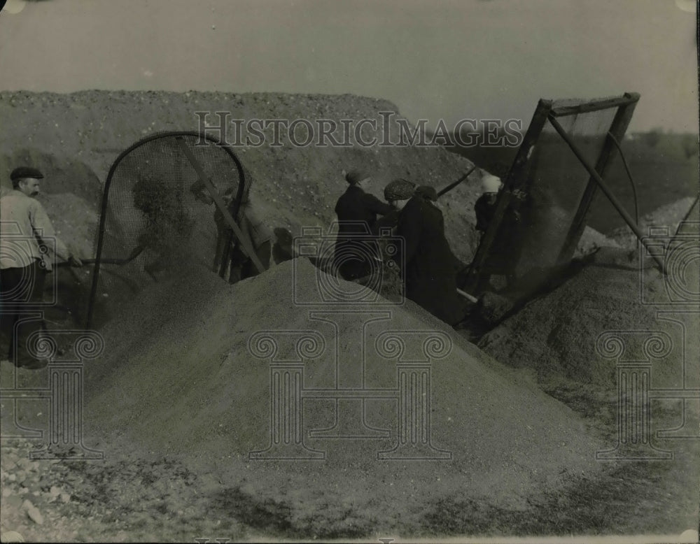 1923 Press Photo Woman Labor Sifting Grave at Wesel Germany - Historic Images