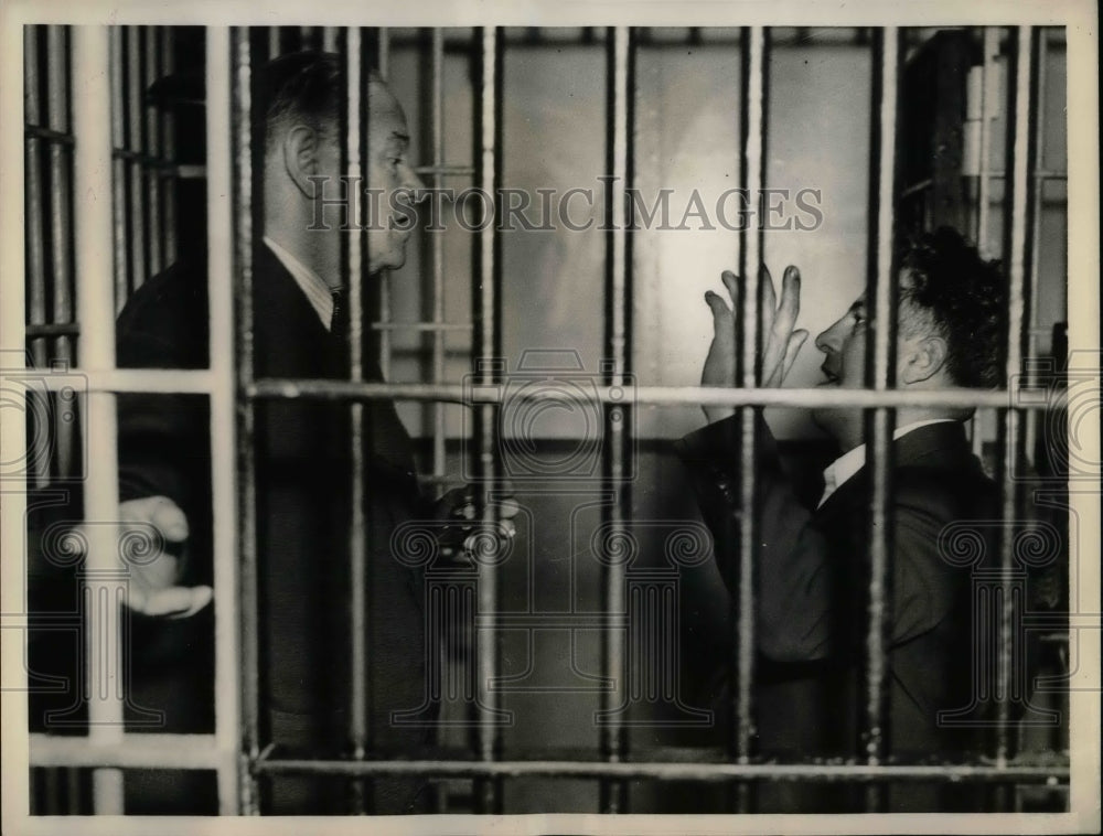 1936 Press Photo John Caputo, chase cameramen away from his cell in New York. - Historic Images