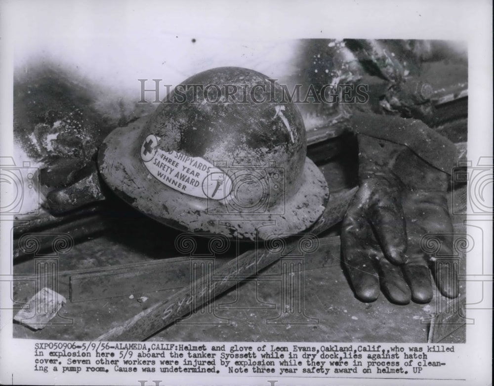 1956 Press Photo Alameda, Calif. helmet &amp; gloves of Leo Evans after ship blast - Historic Images