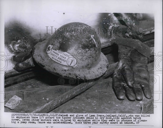 1956 Press Photo Alameda, Calif. helmet & gloves of Leo Evans after ship blast - Historic Images