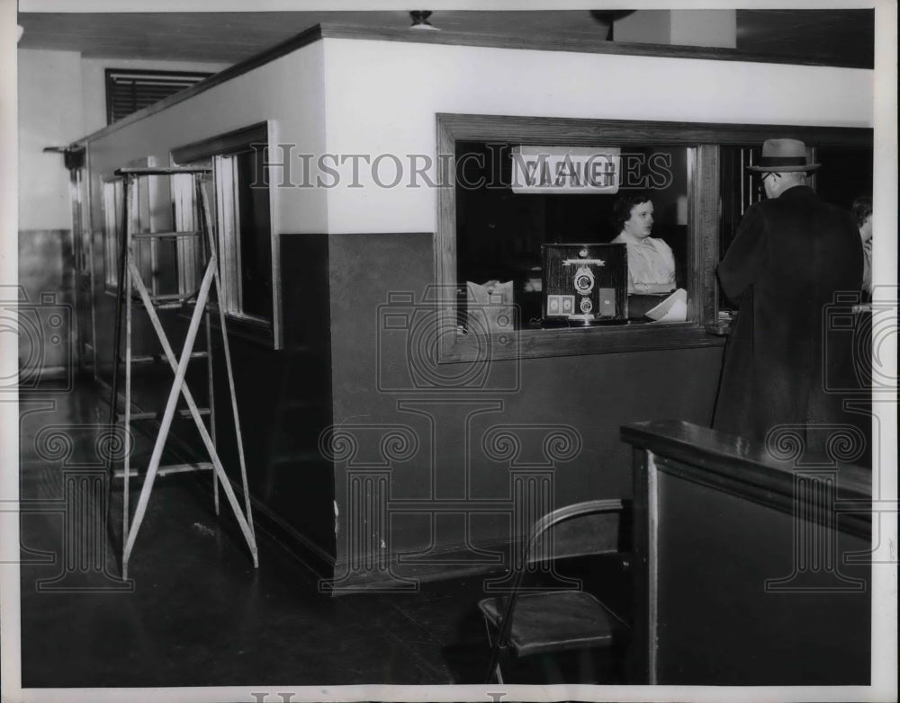 1953 Chicago, Ill Motor Club office that was robbed  - Historic Images