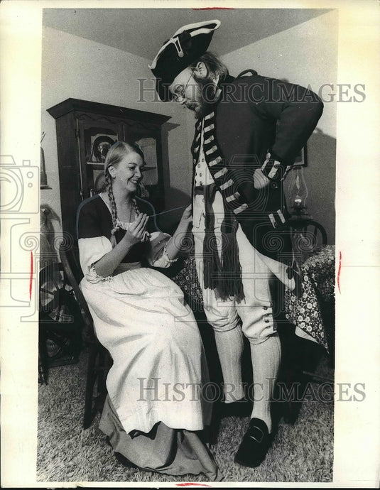 1976 Press Photo Mr. & Mrs. William Hendricks Prepare for Bicentennial - Historic Images