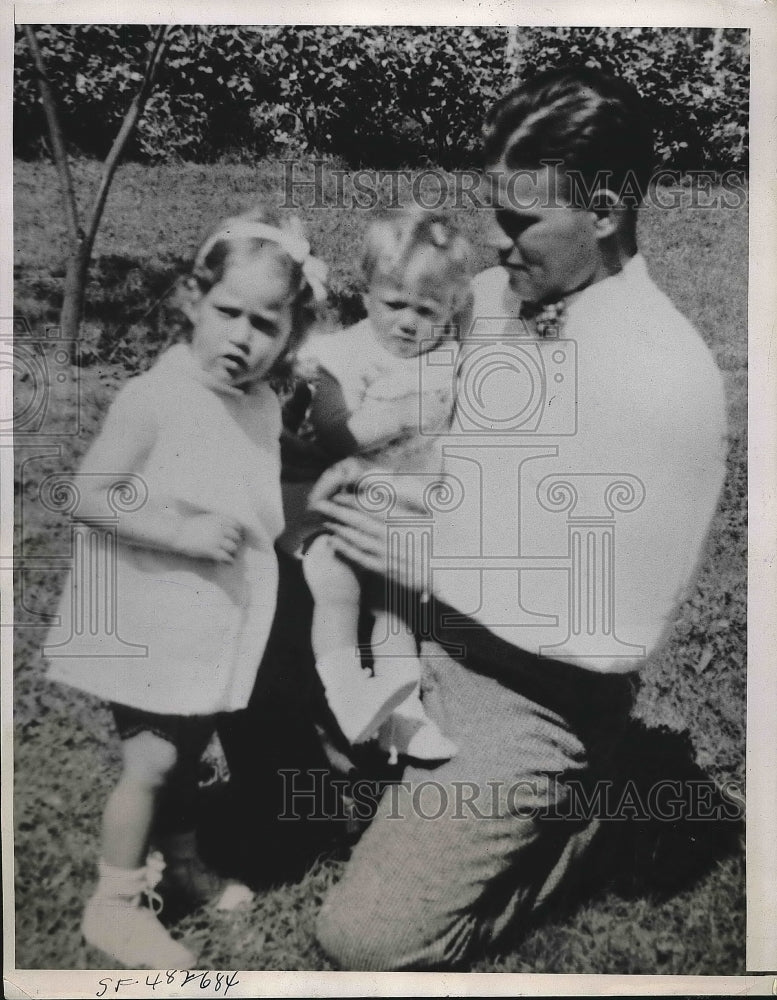 1939 Press Photo Robert Montgomery & kids Barb & Marilyn, wife killed babies - Historic Images