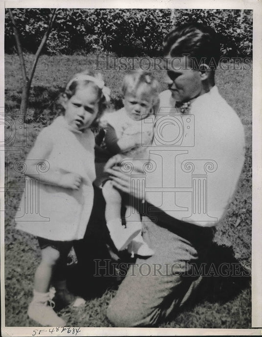 1939 Press Photo Robert Montgomery & kids Barb & Marilyn, wife