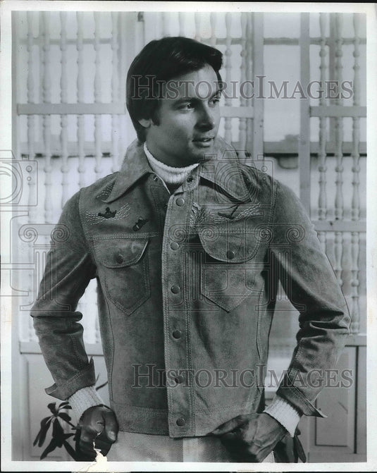 Press Photo Dallas M.F.A. Outerwear Windbreaker - nea71153 - Historic Images