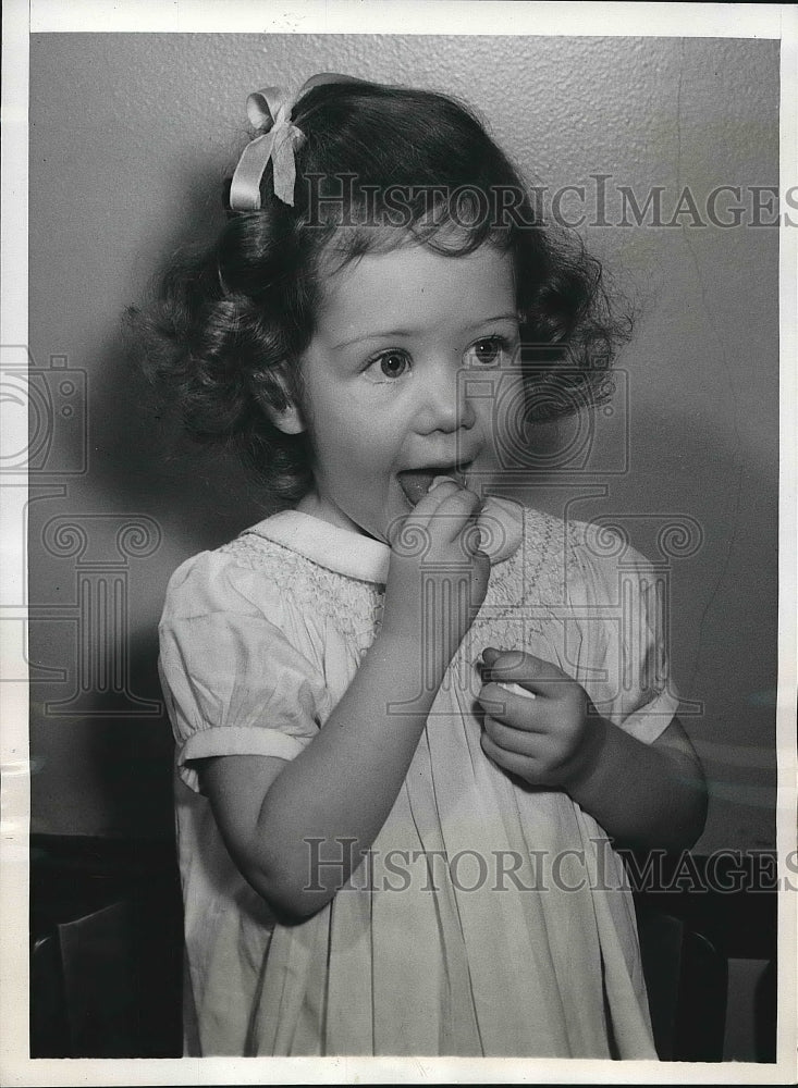 1950 Press Photo Diane Roche swallows Penicillin - Historic Images